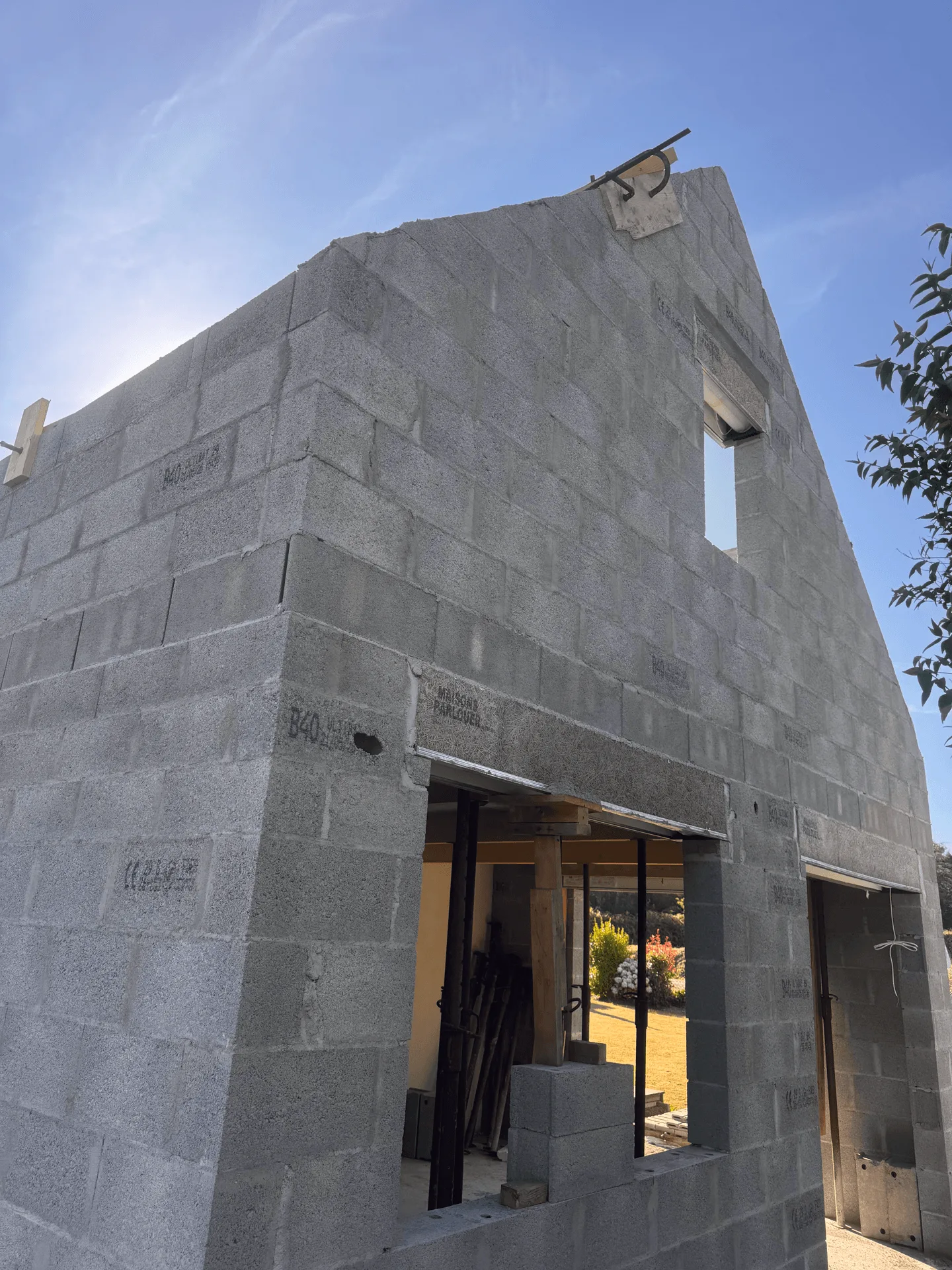 Élévation en parpaings avec ouvertures, en cours de construction