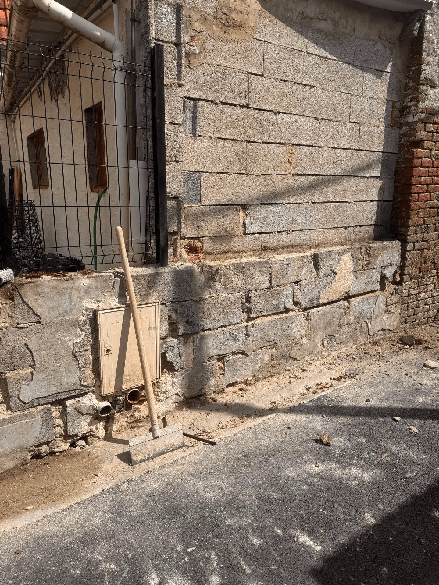Détail d’un mur existant avant les travaux d’enduit